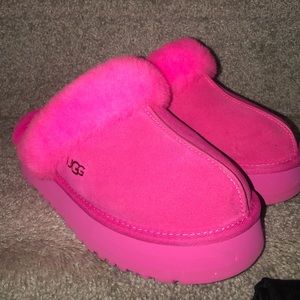 Hot pink platform disquette Uggs